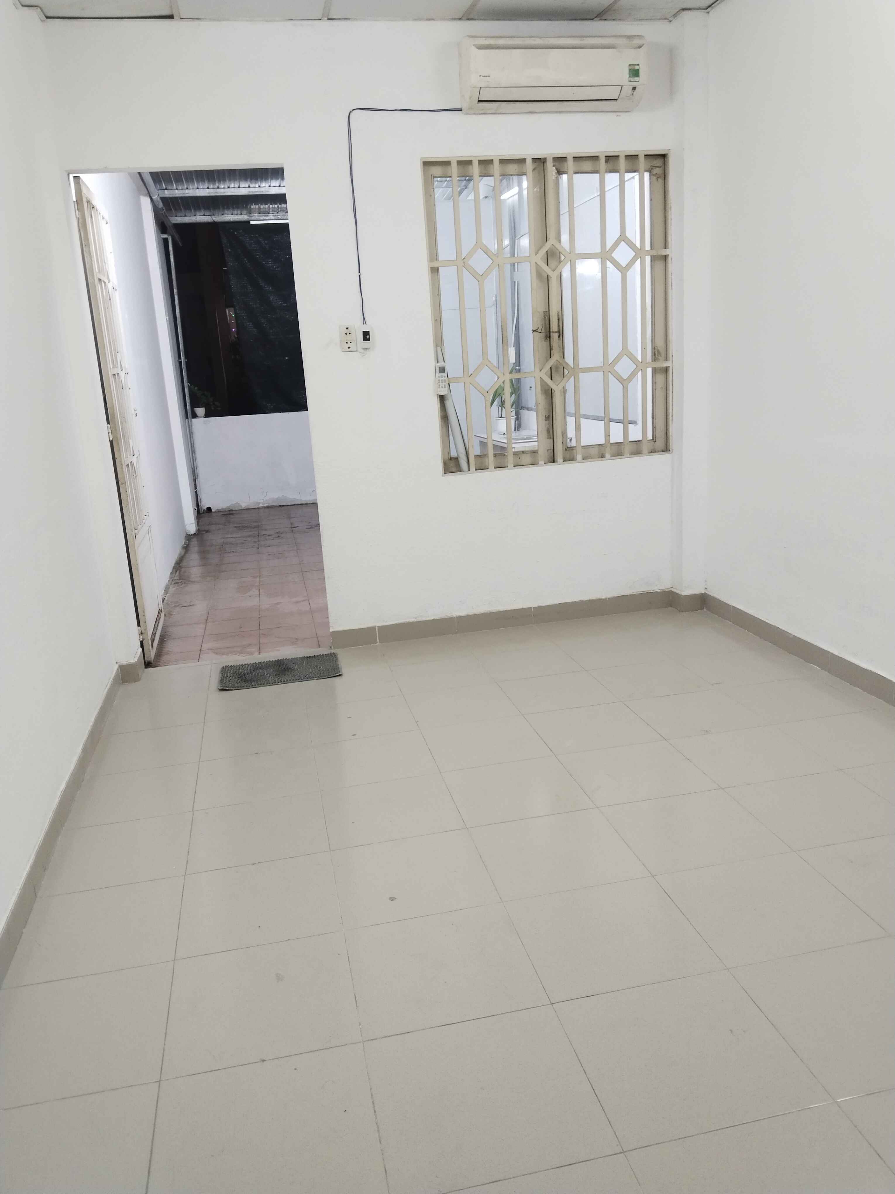 Chính chủ cho thuê phòng lớn tách bếp ban công siêu rộng trung tâm quận 10 đường lớn