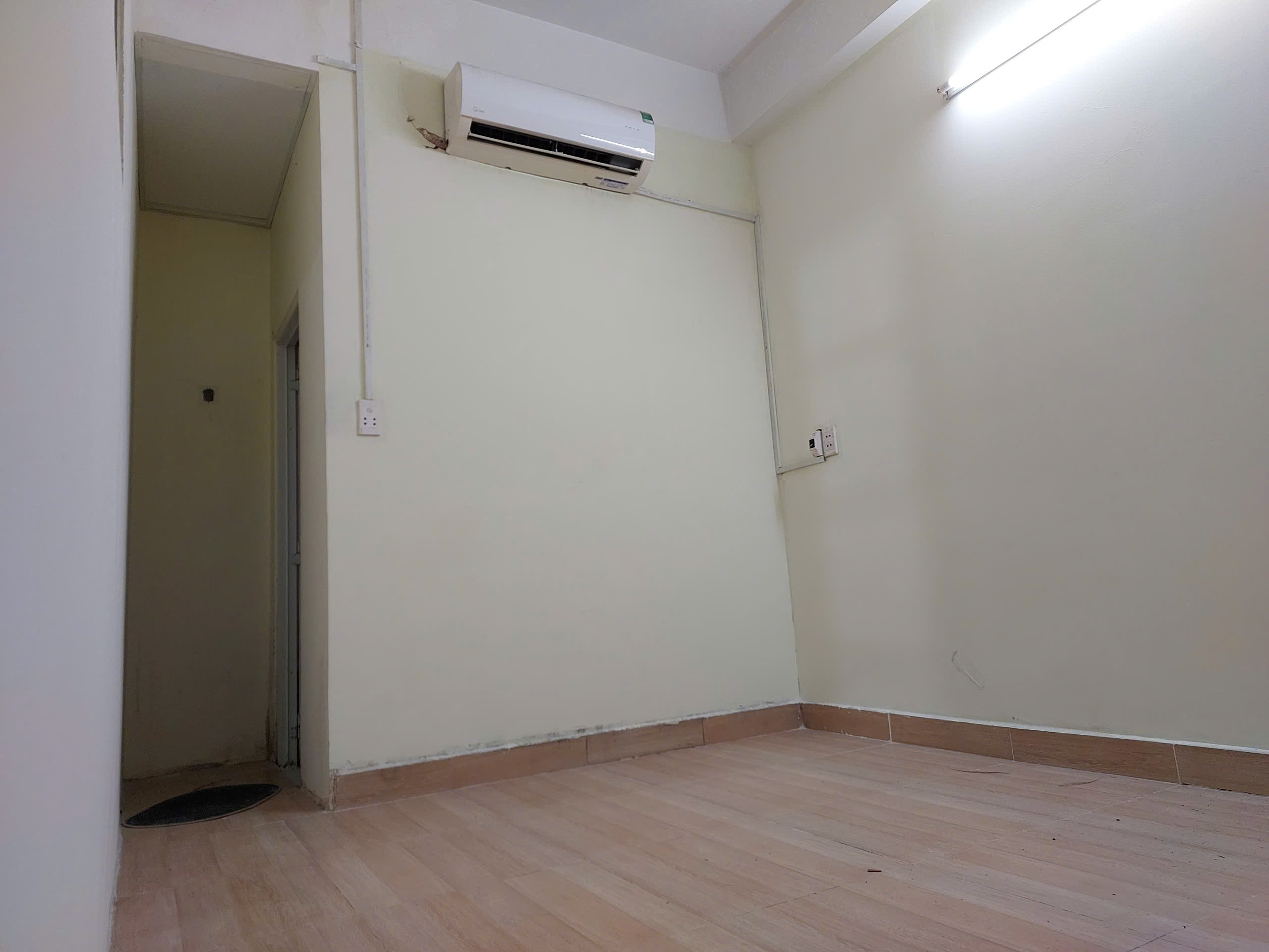 Phòng trong nhà nguyên căn, có máy lạnh, WC riêng, gần BX Miền Đông cũ