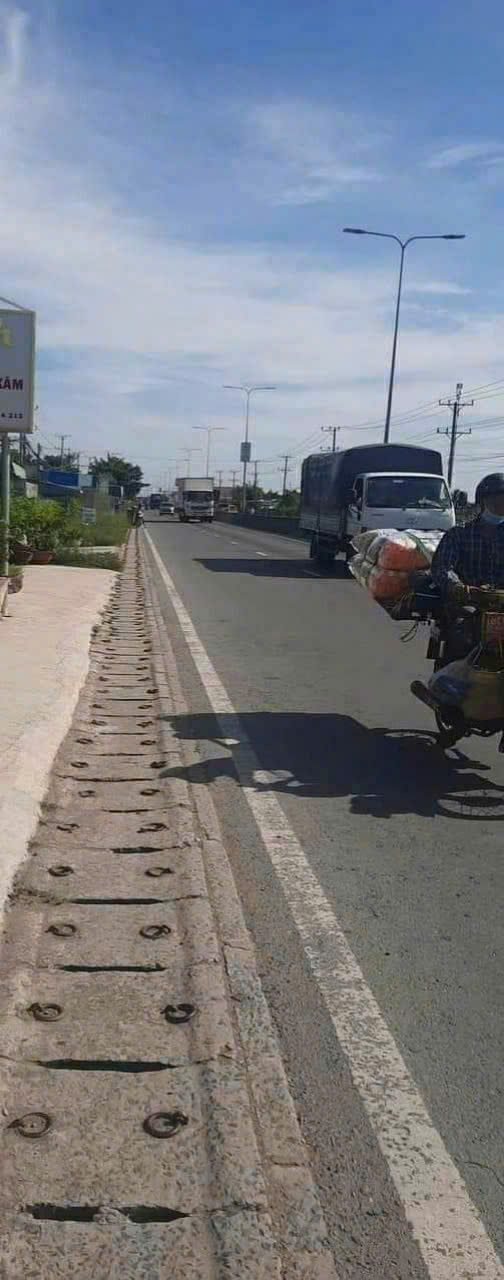 cho thuê nhà nguyên căn riêng biệt mặt tiền lộ nhựa lớn có đèn đường tỉnh lộ 824 lương bình bến lức long an, giá 4tr/th ,