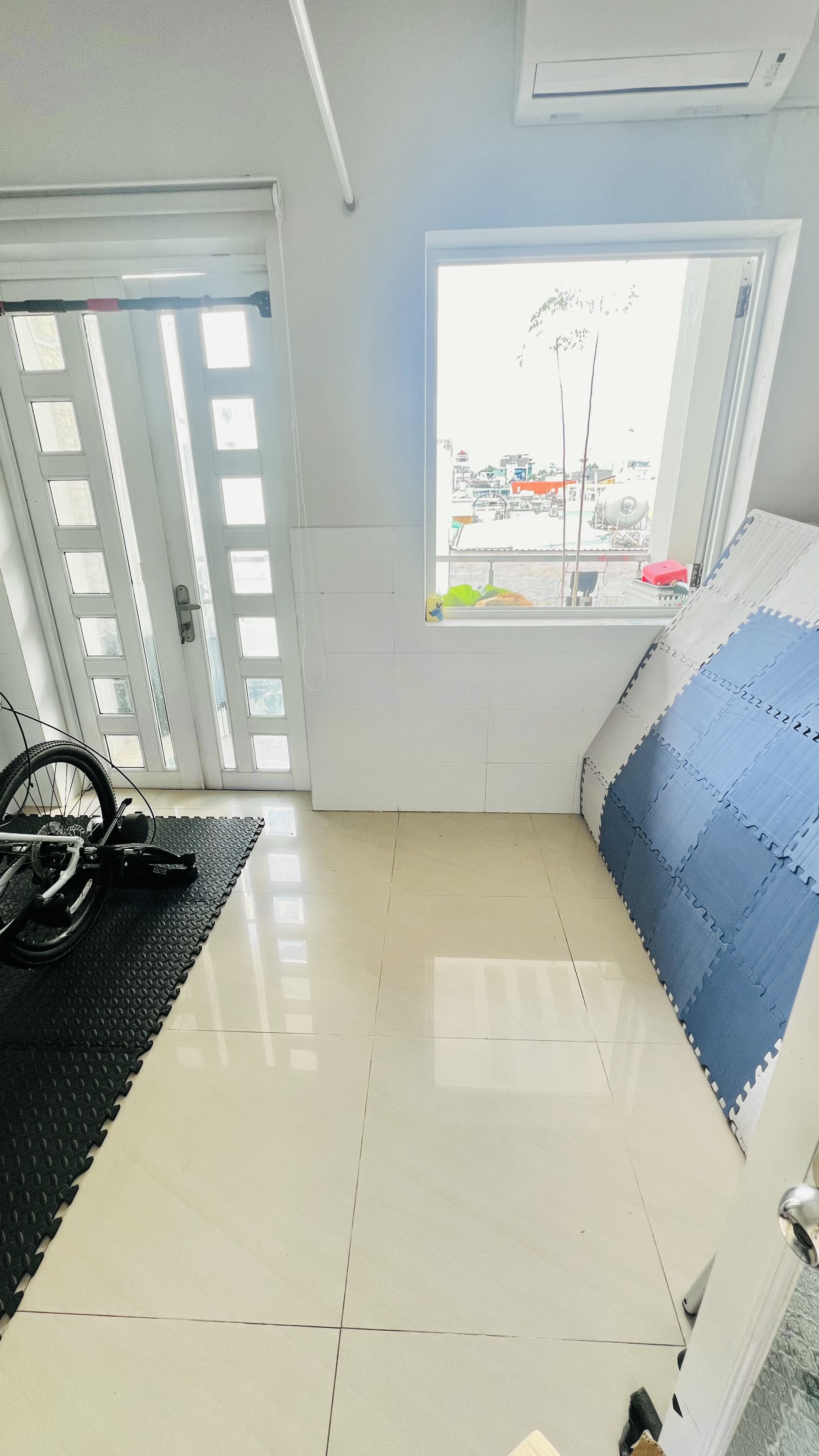 CHO THUÊ PHÒNG QUẬN 1 GIÁ RẺ CÓ CỬA SỔ, BAN CÔNG THOÁNG MÁT, SẠCH SẼ GẦN CHỢ TÂN ĐỊNH