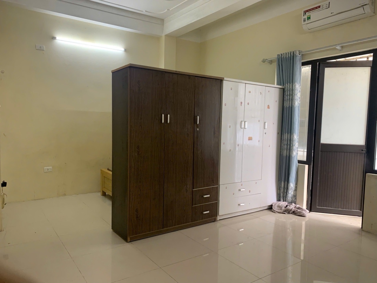 CHO THUÊ PHÒNG ĐẸP – FULL NỘI THẤT – XUÂN ĐỈNH Địa chỉ: Số 6, ngõ 401/123 Xuân Đỉnh (Gần ngõ 397 Phạm Văn Đồng, giao thông thuận tiện) Diện tích: 28 – 30m², phòng rộng rãi, thoáng mát Giá thuê: 3,8 triệu/tháng. Free chỗ để xe Trang bị đầy đủ, vào ở ngay: 