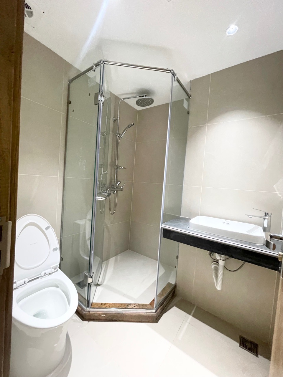 Cho thuê 2N1K mới cứng, đầy đủ nội thất, ở được luôn.
