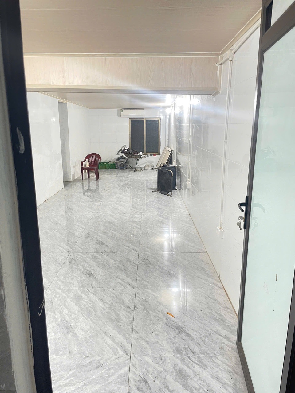 ? CHO THUÊ NHÀ – PHÙ HỢP HỘ GIA ĐÌNH  Cho thuê nhà chính chủ tại ngõ 161 Dương Văn Bé, khu tập thể Viện 108  Vệ sinh khép kín  Mặt sàn rộng, có thể ngăn thành  2- 3 phòng (35m2)  Nhà mới sửa, sạch đẹp  Có điều hòa, máy giặt , nóng lạnh đầy đủ  ? Giá thuê: